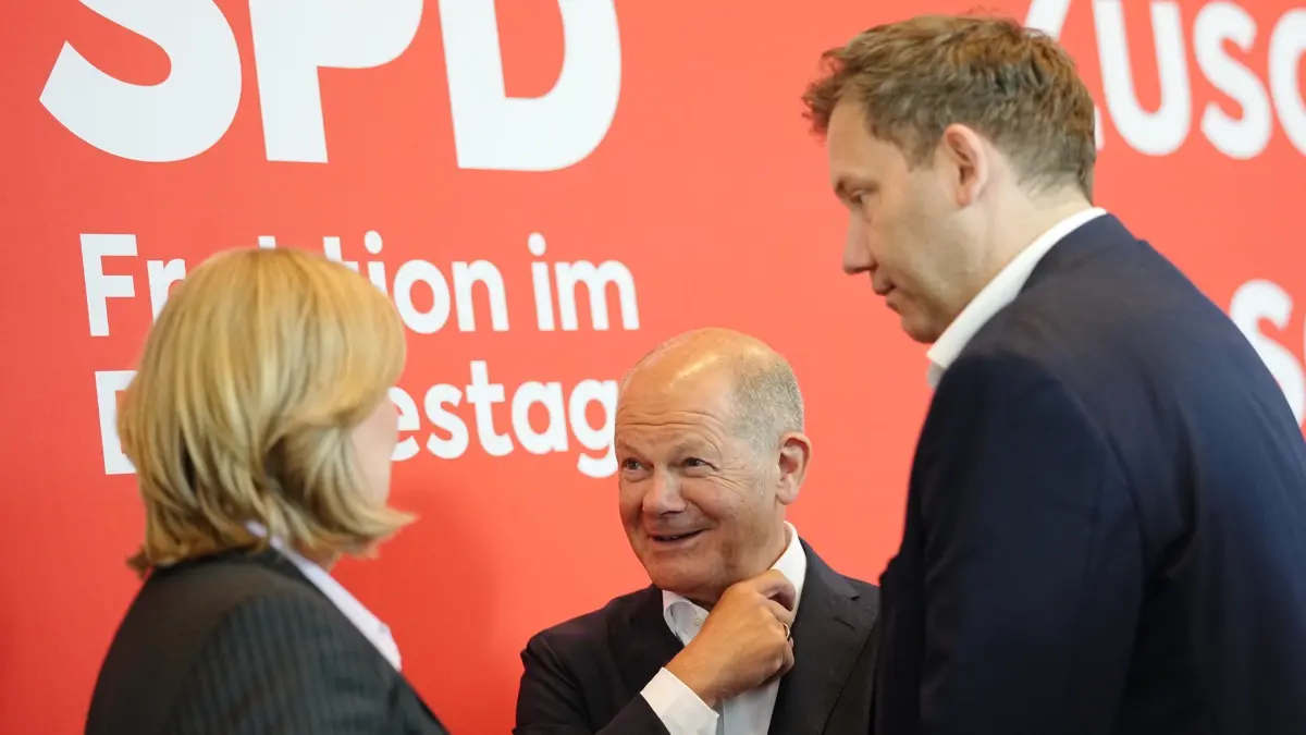 Fraktionssitzungen im Bundestag - SPD: 23.06.2026, Berlin: Olaf Scholz (SPD), ehemaliger Bundeskanzler, Bärbel Bas (SPD), Bundesministerin für Arbeit und Soziales und SPD-Parteivorsitzende, und Lars Klingbeil (SPD), Bundesminister der Finanzen, Vizekanzler und SPD-Bundesvorsitzender, nehmen an der Fraktionssitzung ihrer Partei teil. Foto: Kay Nietfeld/dpa +++ dpa-Bildfunk +++