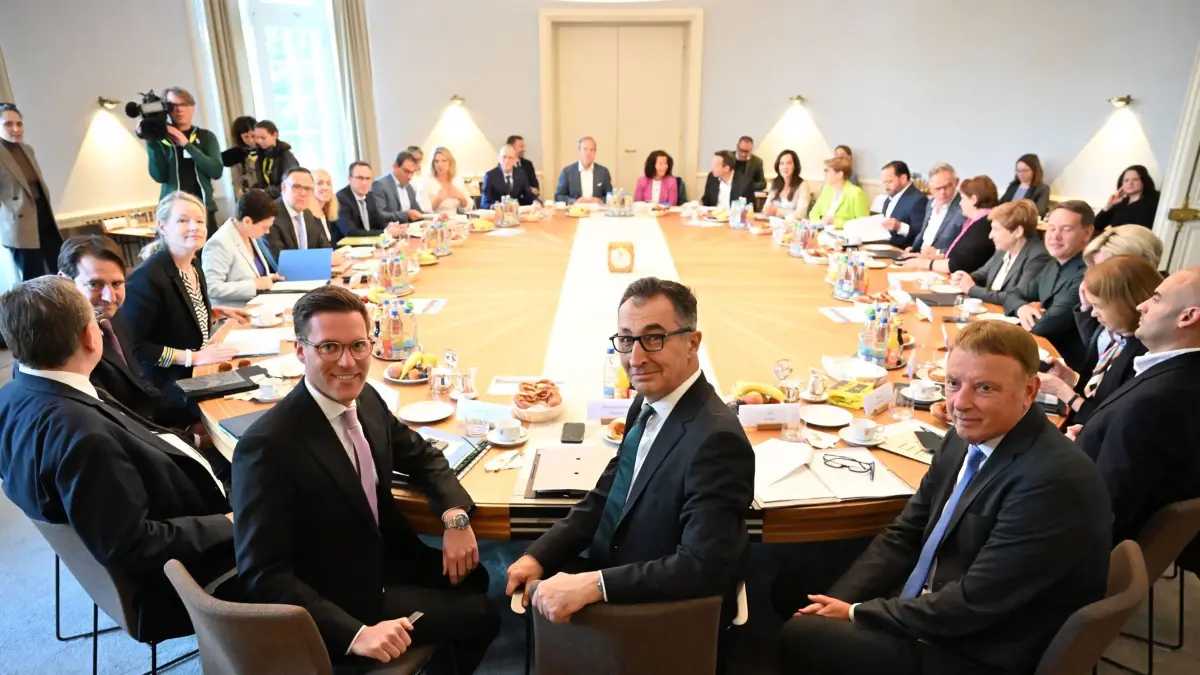 dpatopbilder - 19.05.2026, Baden-Württemberg, Stuttgart: Cem Özdemir (Bündnis 90/Die Grünen), Ministerpräsident von Baden-Württemberg, sitzt zum Auftakt einer Kabinettssitzung mit anderen Mitgliedern der baden-württembergischen Landesregierung im Kabinettssaal der Villa Reitzenstein, dem Sitz des Staatsministeriums, am Kabinettstisch. Links neben ihm Manuel Hagel (CDU), stellvertretender Ministerpräsident von Baden-Württemberg, Minister des Inneren, für Digitalisierung und Europa, rechts neben ihm Jörg Krauss (Bündnis 90/Grüne), baden-württembergischer Staatsminister und Chef der Staatskanzlei.
Das neue grün-schwarze Kabinett von Regierungschef Özdemir tagt erstmals regulär. Foto: Katharina Kausche/dpa +++ dpa-Bildfunk +++