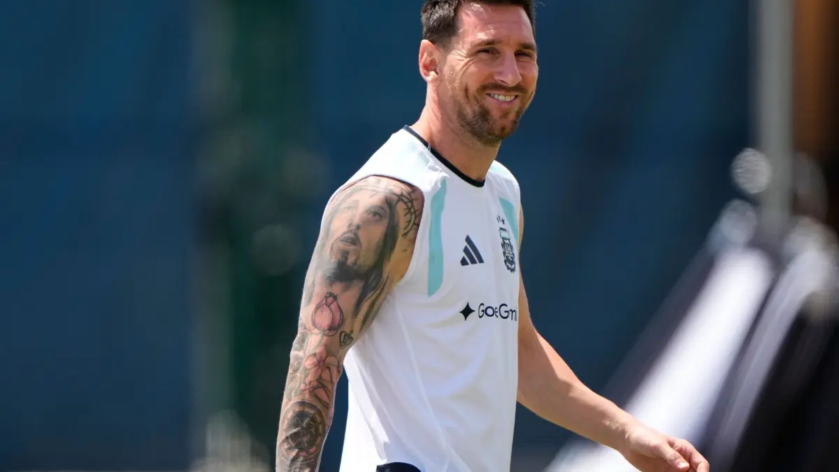 WM 2026 - Argentinien Training: 23.06.2026, USA, Kansas City: Fußball, WM 2026, Argentinien, Training. Der Argentinier Lionel Messi auf dem Weg zum Training. Foto: Charlie Riedel/AP/dpa +++ dpa-Bildfunk +++