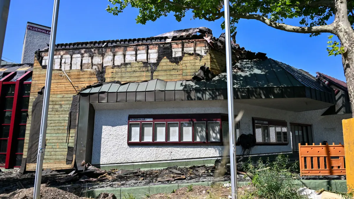 Die Filderhalle in Leinfelden-Echterdingen am Tag nach dem Brand