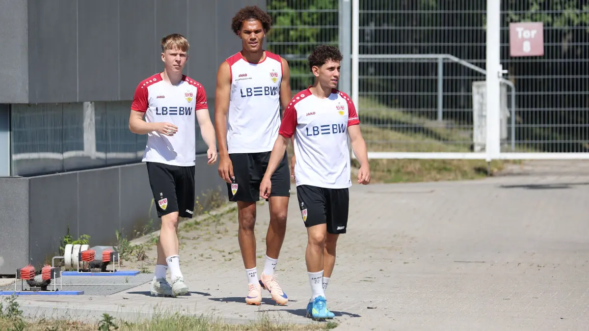 Fußball VfB Stuttgart II Trainingsauftakt: BAU // Stuttgart , Fußball VfB Stuttgart II Trainingsauftakt, v.l. Julian Lüers, Nuha Jatta, Neno Zezelj