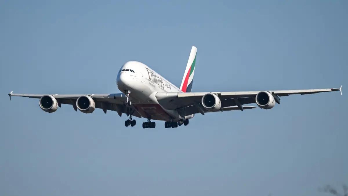 A380: ARCHIV - 03.03.2026, Hessen, Frankfurt/M.: Ein Airbus A380 der Emirates-Airline ist im Landeanflug auf den Frankfurter Flughafen. (zu dpa: «Risse in Tragflächen – Behörde zwingt 16 Airbus A380 zum Check») Foto: Florian Wiegand/dpa +++ dpa-Bildfunk +++