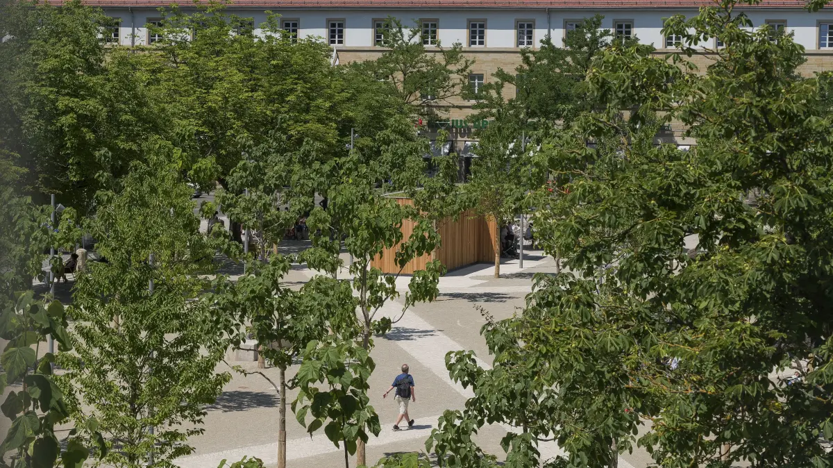 Ludwigsburg - der kürzlich komplett neu gestaltete Arsenalplatz mitten in der Stadt bietet schatten und platz zum entspannen und spielen