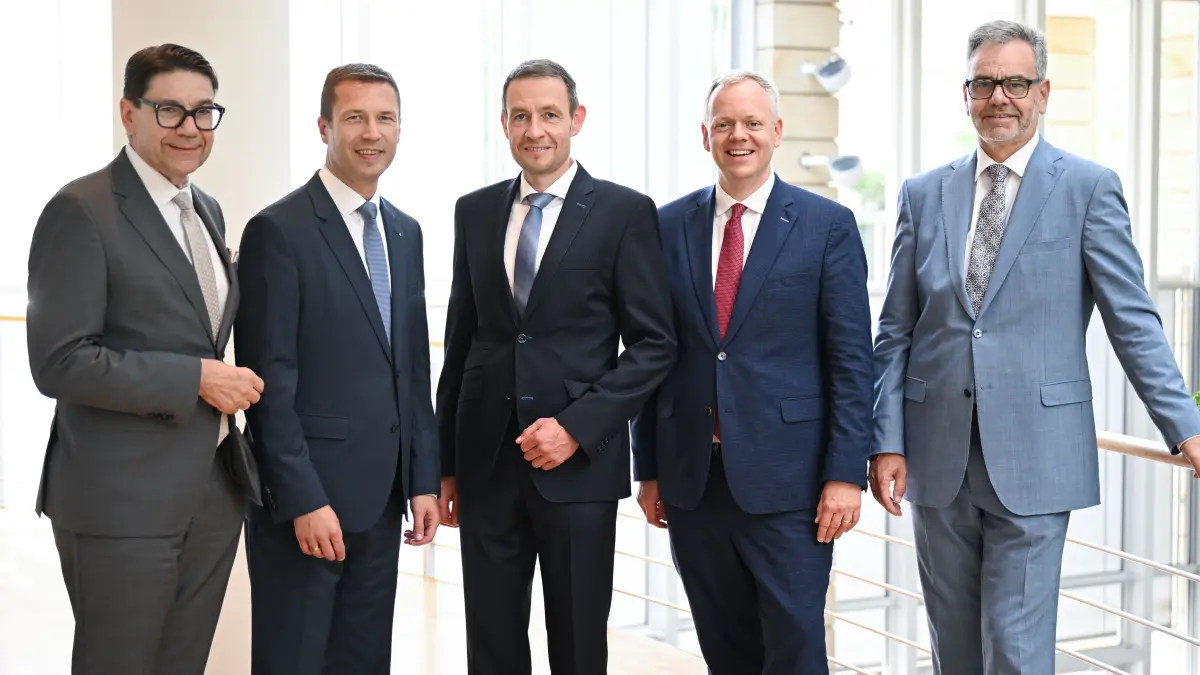 v. l.: Thomas Hirsch (Präsident SVRP), Matthias Dießl (Präsident SVB), Hubertus Endres, Vorstandsvorsitzender der Sparkasse Salem-Heiligenberg, Dr. Matthias Neth (Präsident SVBW) und Stefan Siebert, Vorstandsvorsitzender der LBS Süd