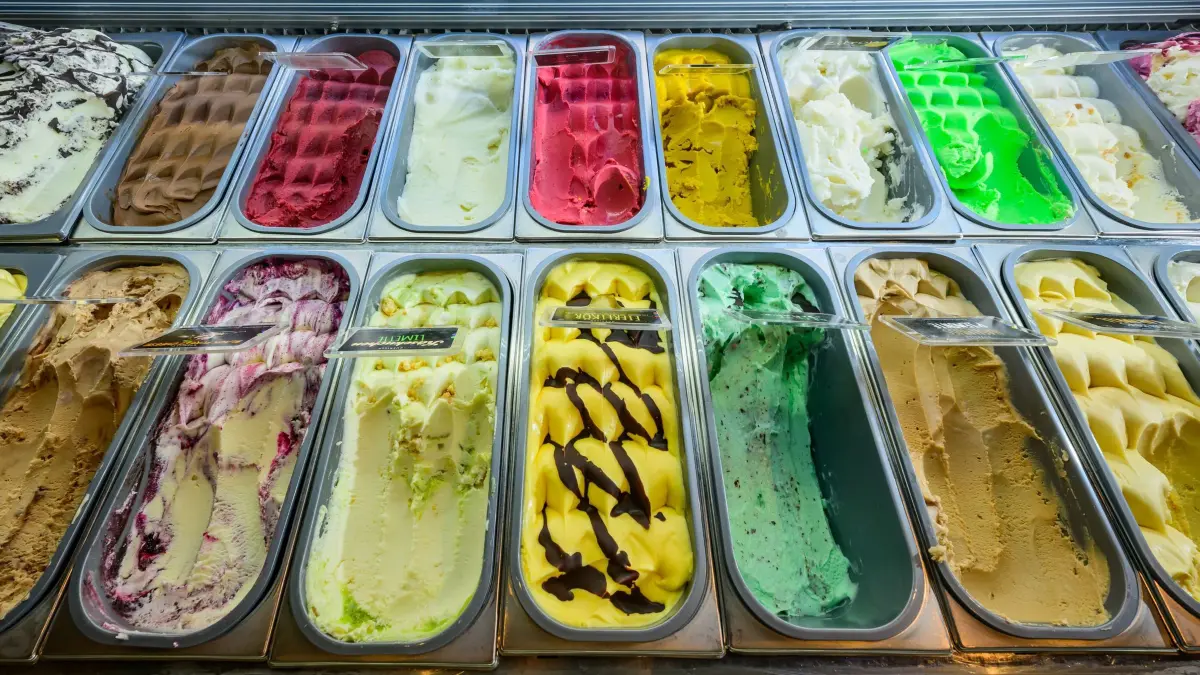 Sommer in Brandenburg: 24.06.2026, Brandenburg, Beeskow: Verschiedene Eissorten sind in einem Eisladen zu sehen. Das Wetter bleibt schweißtreibend in Deutschland. Extreme Hitze im Westen und Südwesten, die sich nach Norden hin ausbreitet, sagt der Deutsche Wetterdienst (DWD) nicht nur für heute voraus. Im Norden liegen die Höchstwerte demnach bei 27 bis 34 Grad, im Rest des Landes werden 32 bis 39 Grad erwartet. Foto: Patrick Pleul/dpa +++ dpa-Bildfunk +++