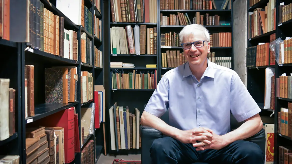 Buchantiquar: Gunnar Gräff : Stuttgart, Nachdreher zu "Die 20 000 Bücher meines Vaters": Gespräch mit Buchantiquar: Was verkauft sich noch, was gar nicht, was soll man mit Buchnachlässen anfangen? (Foto von Antiquar Gunnar Gräff in seinem Geschäft)