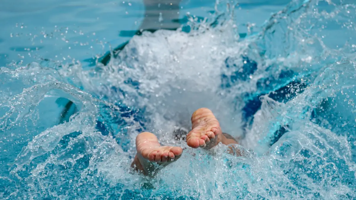 Ein Mann springt in einem Freibad ins Wasser. (zu dpa: «Zehnjähriger wird im Schwimmbad wiederbelebt»)
