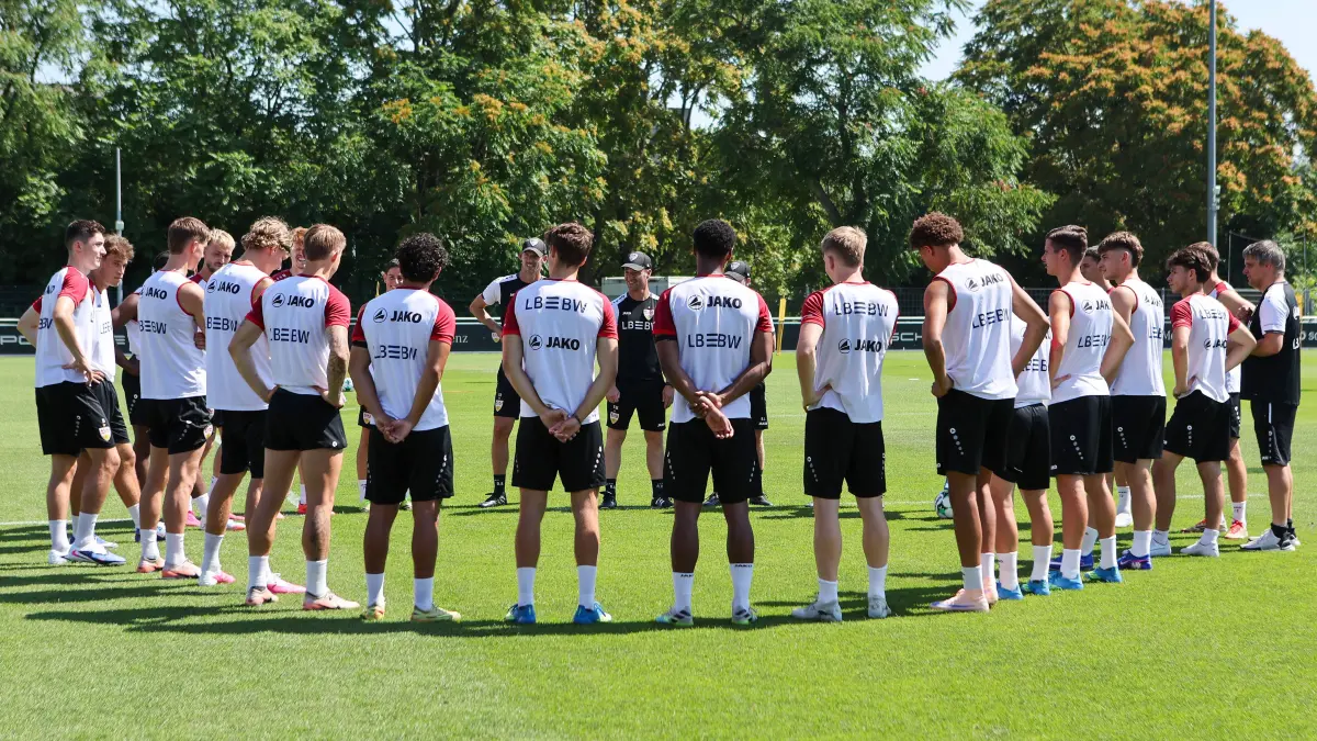 Fußball VfB Stuttgart II Trainingsauftakt: Stuttgart , Fußball VfB Stuttgart II Trainingsauftakt, Trainer Nico Willig im Kreis, rechts bei der Ansprache an die Mannschaft *** Stuttgart, Soccer