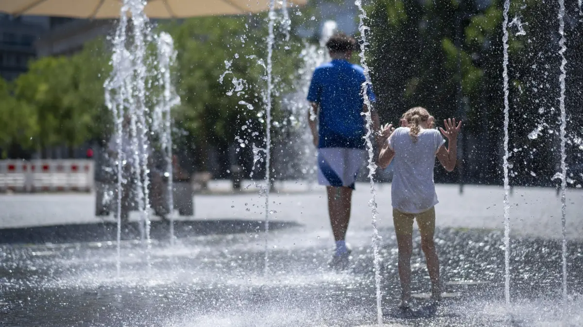 Wohin zum kostenlosen Abkuehlen?: Wasserspiele am Goetheplatz in der Innenstadt von Frankfurt am Main (Foto vom 22.06.2025). Die lang anhaltende Hitzewelle stellt arme Menschen vor besondere Herausforderungen: Oft haben sie keinen Garten, kein Geld fuer Eissalon oder Freibad. Die schlecht gedaemmte Wohnung ist bruetend heiss. Wo koennen sie sich abkuehlen? (Siehe epd-Bericht vom 24.06.2026)