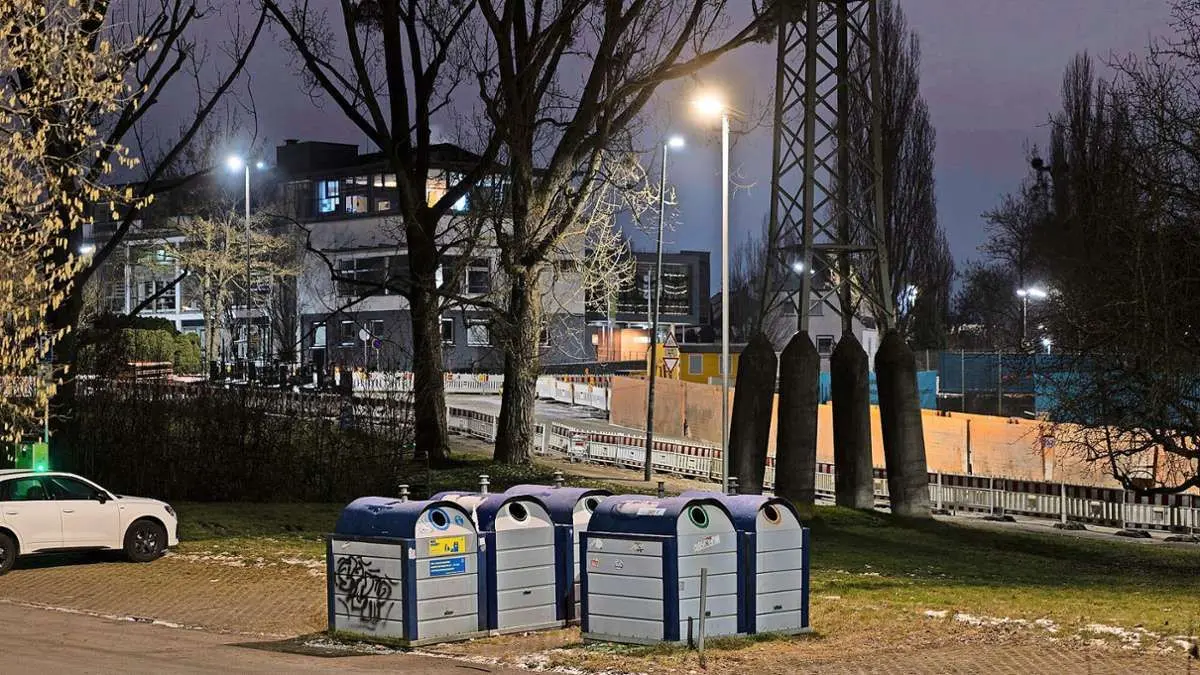 Testweise ist an der Rudolf-Harbig-Straße eine Containerbeleuchtung installiert worden.