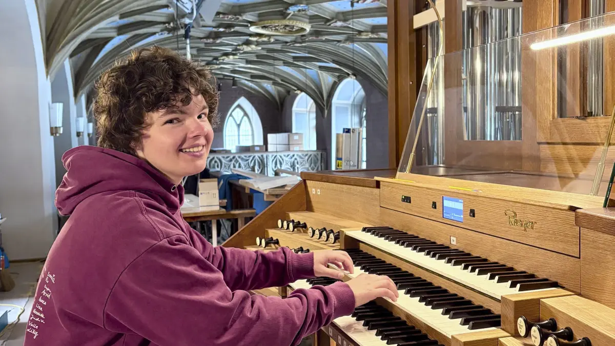 Gesine Grosse fertigt in der Stuttgarter Schlosskirche eine neue Orgel: Orgelbauerin Gesine Grosse (Große) fertigt die neue Koenigin-Katharina-Orgel der Stuttgarter Schlosskirche (Foto vom 10.06.2026). 1.386 Pfeifen werden eingebaut, gestimmt und auf den Raum abgestimmt. Die 27 Register tragen klangvolle Namen wie "Silberglanz" oder "Sternenklang". Jede Pfeife muss ihren Platz finden, jede Nuance des Klangs erarbeitet werden. Fuer Gesine Grosse ist das Alltag. Die gebuertige Jenaerin begann 2018 ihre Ausbildung und arbeitet heute bei Rieger Orgelbau, einem der groessten Orgelbauunternehmen der Welt. Rund 60 Spezialisten aus 14 Nationen fertigen dort Instrumente fuer Kirchen, Hochschulen und Konzertsaele. (Siehe epd-Bericht vom 25.06.2026)