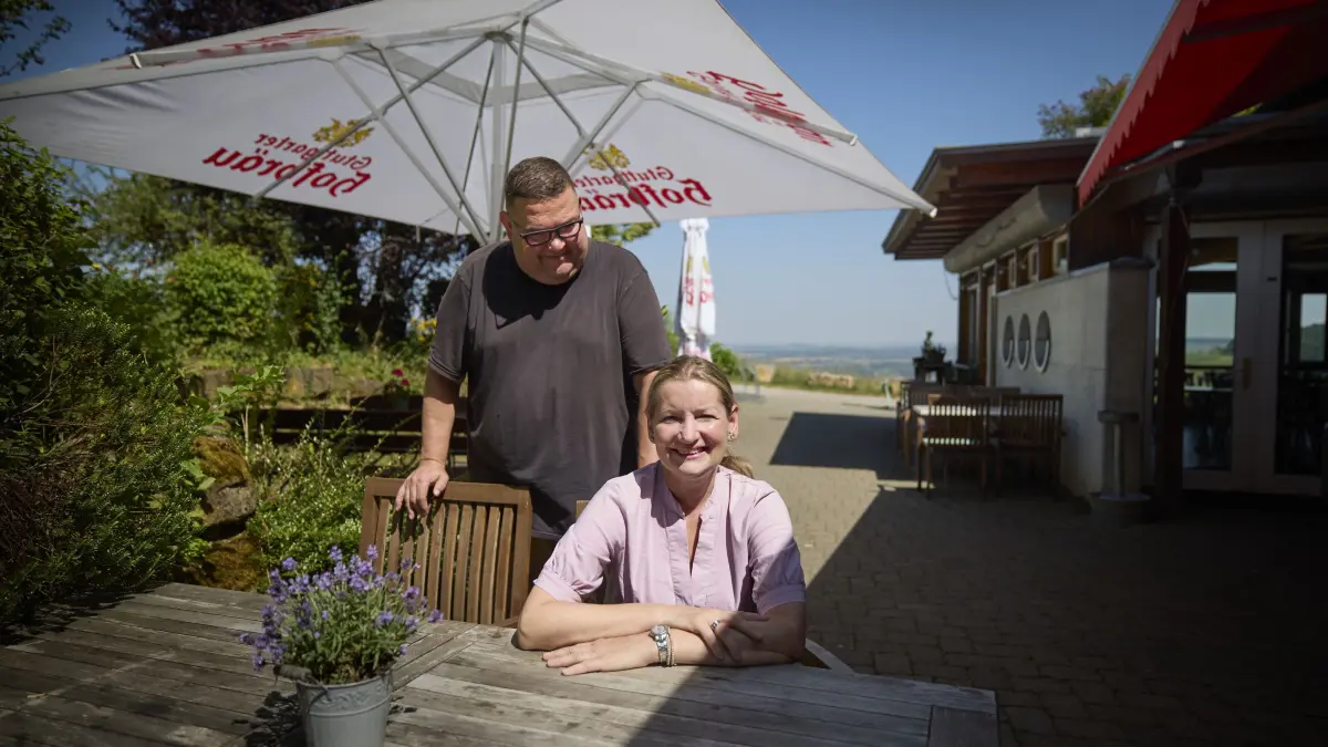 KEINEN AUSSCHNITT MACHEN Naturfreundehaus Strümpfelbach.: KEINEN AUSSCHNITT MACHEN
Weinstadt-Strümpfelbach, DEU, 25.06.2026
Naturfreundehaus Strümpfelbach. Pächter Lubica und Andreas Schulz
No model release. Kein Einverständnis für Werbung, keine Weitergabe an Dritte.
Abgebildete Personen haben der Veröffentlichung in der STZN zugestimmt.