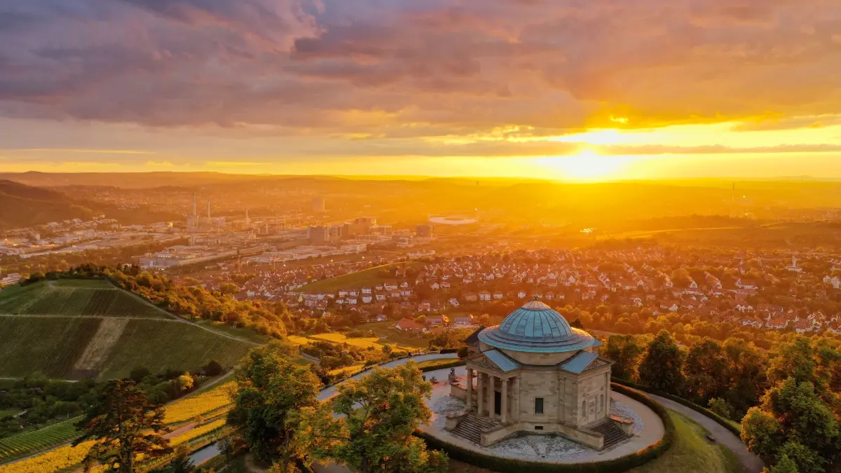 Wenn die Abendsonne den Stuttgarter Kessel in warmes Gold taucht, bieten zahlreiche Aussichtspunkte in Stuttgart eine tolle Aussicht.