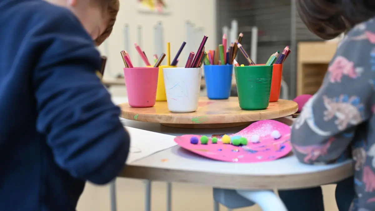 ARCHIV - 17.01.2025, Nordrhein-Westfalen, Düsseldorf: Kinder basteln gemeinsam in einer Kindertagesstätte. (zu dpa: «Feller: Keine Kita-Pflicht in NRW - ABC-Klassen kommen 2028») Foto: Maximilian von Klenze/dpa +++ dpa-Bildfunk +++