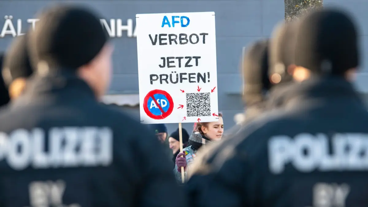 Geplante Gründung der AfD-Jugend Bayern: ARCHIV - 20.12.2025, Bayern, Greding: Demonstranten protestieren gegen die Gründung des bayerischen Landesverbandes der AfD-Jugendorganisation. (zu dpa: «Gutachten: Chancen für AfD-Verbotsantrag stehen gut») Foto: Stefan Puchner/dpa +++ dpa-Bildfunk +++
