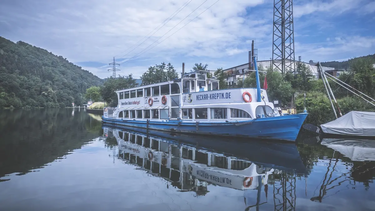 repo Neckarwerft In Neckarsteinach wird ein 70 Jahre altes Schiff der Neckarkäptn-Flotte wieder schön gemacht