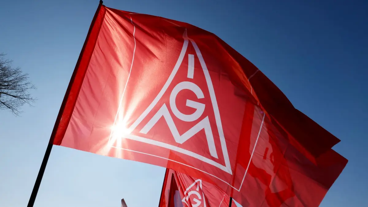 IG Metall-Flaggen: ARCHIV - 15.03.2025, Nrw, Köln: Teilnehmer halten bei einem Aktionstag der IG Metall Flaggen der Gewerkschaft hoch. (zu dpa: «IG Metall ruft zu Protesten gegen Sozialabbau auf») Foto: Thomas Banneyer/dpa +++ dpa-Bildfunk +++