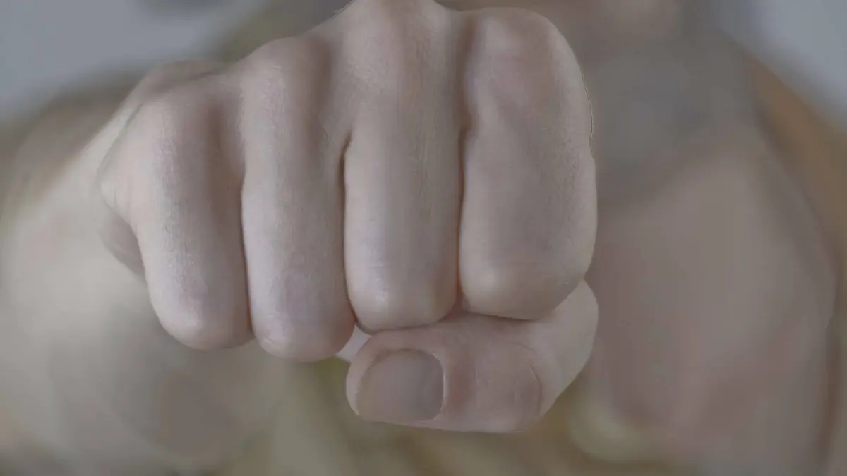 Faustschlag, ein Akt der Gewalt und Aggression gegen andere Fist punch, an act of violence and aggression against others Copyright: imageBROKER/ElmarxGubisch ibxiqx16942084.jpg Bitte beachten Sie die gesetzlichen Bestimmungen des deutschen Urheberrechtes hinsichtlich der Namensnennung des Fotografen im direkten Umfeld der Veröffentlichung