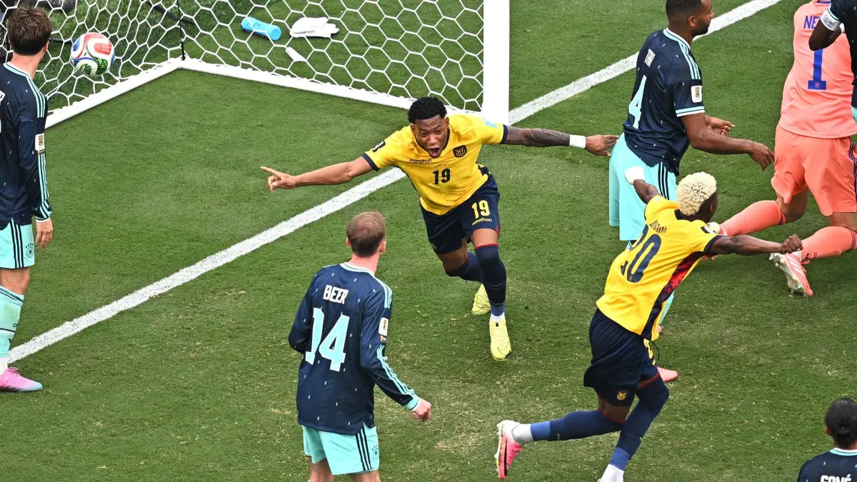 WM 2026 - Ecuador - Deutschland: 25.06.2026, USA, East Rutherford: Fußball, Männer, WM 2026, Ecuador - Deutschland, Vorrunde, Gruppe E, Spieltag 3, New York -New Jersey -Stadion, Gonzalo Plata (M, Ecuador) feiert seinen Treffer zum 2:1.
ACHTUNG: Gemäß den Auflagen der FIFA dürfen die Bilder ausschließlich zur redaktionellen Verwendung genutzt werden. Eine kommerzielle Nutzung ist ausgeschlossen. Zudem dürfen keine videoähnlichen Sequenzen erstellt werden, und es dürfen keine Veränderungen weder im Vordergrund noch im Hintergrund am Bild vorgenommen werden. Foto: Tom Weller/dpa +++ dpa-Bildfunk +++