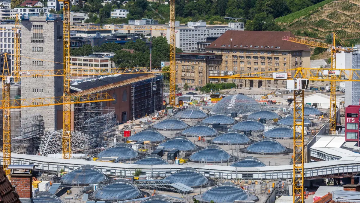 Baustelle Stuttgart 21: 26.06.2026, Baden-Württemberg, Stuttgart: Blick auf die S21-Baustelle und die Lichtaugen des zukünftigen Stuttgarter Hauptbahnhofs. Foto: Christoph Schmidt/dpa +++ dpa-Bildfunk +++