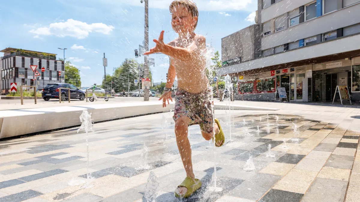 Hitze: Böblingen, Hitzebild, Bahnhofstraße, Brunnen, Erfrischung, Wasser, Wasserspiel, Abkühlung