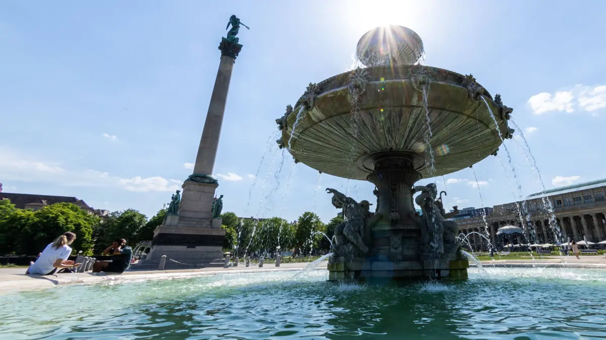 Hitze-Rekord in Stuttgart: DWD warnt vor Hitze, Der Deutsche Wetterdienst (DWD) hat eine amtliche Warnung vor extremer H: Hitze-Rekord in Stuttgart: DWD warnt vor Hitze, Der Deutsche Wetterdienst DWD hat eine amtliche Warnung vor extremer Hitze für Stuttgart herausgegeben. Im dicht bebauten Stadtgebiet droht aufgrund verringerter nächtlicher Abkühlung eine extreme Wärmebelastung mit historischen Höchstwerten von örtlich bis zu 40 Grad. Stuttgart Baden Württemberg Deutschland *** Record Heat in Stuttgart: DWD Issues Heat Warning, The German Weather Service DWD has issued an official warning of extreme heat for Stuttgart. In the densely built-up urban area, reduced nighttime cooling poses a risk of extreme heat stress, with local temperatures reaching historic highs of up to 40 degrees. Stuttgart, Baden-Württemberg, Germany