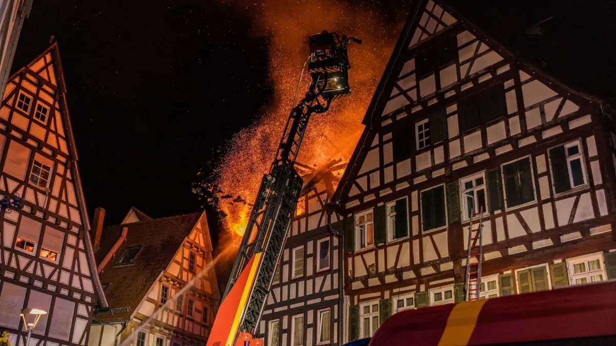 Leonberg: aktueller Grossbrand in der Leonberger Altstadt - Flammen bilder: Aktuell kommt es in der Leonberger Altstadt am Marktplatz zu einem Grossbrand von aktuell einem Dachstuhl, die Feuerwehr aus dem Landkreis Boeblingen sind im Grosseinsatz mit starken Kraeften vor Ort