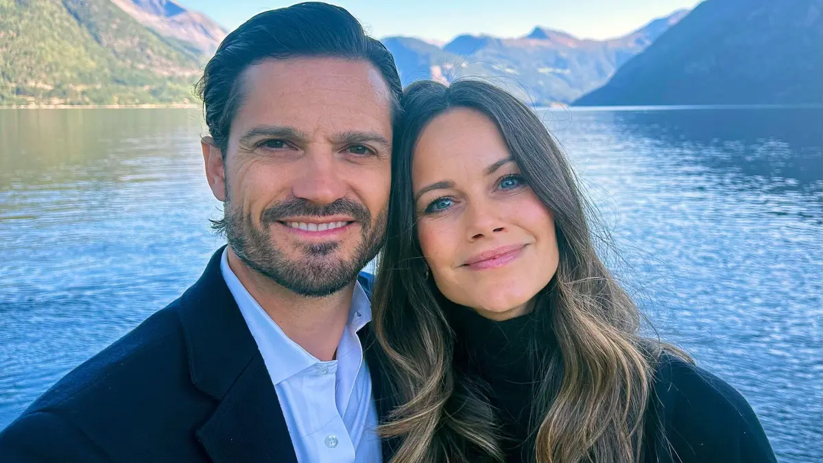 Prinz Carl Philip und Prinzessin Sofia haben auf Social Media ein neues Familienfoto geteilt.