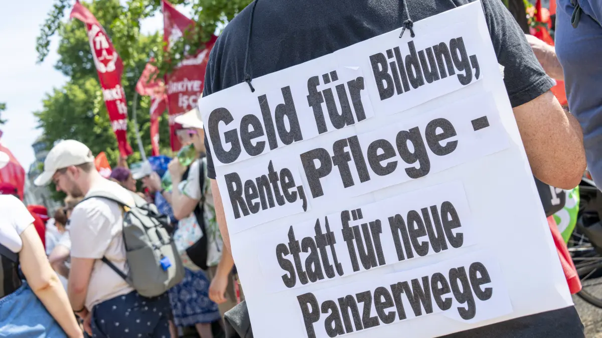 Protest gegen Sozialstaatsreform: Protest gegen Sozialstaatsreform EUR, Deutschland, Berlin, 27.06.2026: Plakate, Banner und Transparente. Ein breites Bündnis aus Gewerkschaften, Sozial- und Wohlfahrtsverbänden sowie der Berliner Mieterverein protestieren gegen die geplanten Sozialstaatsreformen der Bundesregierung *** Protest Against Welfare State Reforms, EUR, Germany, Berlin, June 27, 2026: Posters, banners, and signs. A broad coalition of labor unions, social and welfare organizations, and the Berlin Tenants Association is protesting the federal government s planned welfare state reforms.