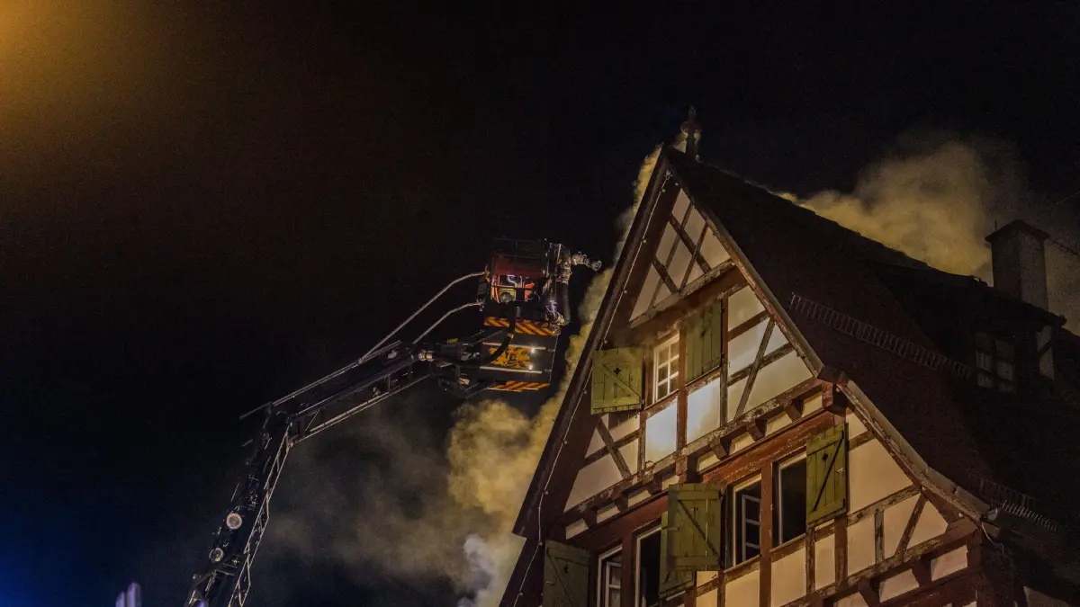 Leonberg: Grossbrand in der Leonberger Altstadt – Dachstuhl von Fachwerkhaus zerstoert: Am spaeten Freitagabend gegen 22:50 Uhr wurde die Feuerwehr Leonberg mit den Einsatz Stichwort Dachstuhlbrand, Marktplatz Leonberg alarmiert, bereits auf Anfahrt war den ersten Einsatzkraeften ein deutlicher Feuerschein zu sehen, der Einsatzleiter der Feuerwehr Leonberg liest das Alarm Stichwort sofort auf einen 3 Bi erhoehen, so dass weitere Loeschfahrzeuge von umliegenden Feuerwehren, genauso wie zwei zusaetzliche Drehleitern aus Renningen, und Gerlingen zur Einsatzstelle beordert. Der Dachstuhl des Fachwerkhaus ist, brannte komplett nieder und stuerzte zum Teil auf auf die Strasse ein zweiter Dachstuhl direkt an einem angrenzenden Gebaeude fiel ebenfalls Feuer, konnte aber durch die Feuerwehr Leonberg zum Grossteil noch gerettet werden, der Einsatz wird sich noch bis in die fruehen Morgenstunden ziehen.