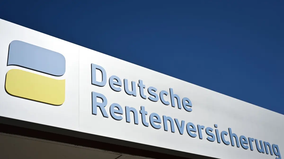 Deutsche Rentenversicherung: ARCHIV - 30.04.2026, Berlin: Das Logo der Deutsche Rentenversicherung ist auf einem Haus zu sehen. (zu dpa: ««Rente mit 63»: Schnell abschaffen – oder gar nicht?») Foto: Markus Lenhardt/dpa +++ dpa-Bildfunk +++