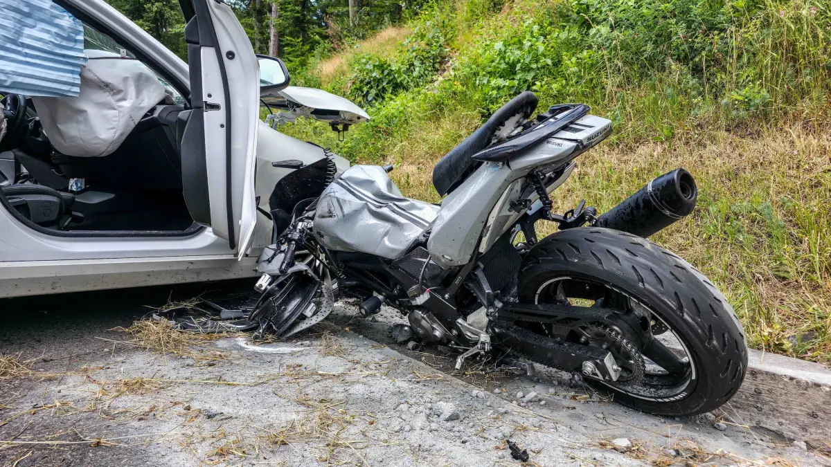 Ehningen: Verkehrsunfall zwischen Motorrad und PKW fordert drei verletzte Personen: Am Sonntag-Nachmittag (28.06.2026) ereignete sich gegen 16:30 Uhr ein schwerer Verkehrsunfall auf der K1001 zwischen Ehningen und dem Ortsteil Mauren. Der 81-jaehrige Fahrer eines BMW befuhr hierbei die Strecke von Ehningen kommend in Richtung Mauren. Zeitgleich befuhr der 26-jaehriger Fahrer eines Motorrads der Marke Suzuki gemeinsam mit seiner 23-jaehrigen Sozia die Strecke in entgegengesetzte Richtung. Aus bislang ungeklaerter Ursache geriet der BMW-Lenker in einer Kurve leicht in den Gegenverkehr, woraufhin es zur seitlichen Kollision zwischen dem Pkw und dem Motorrad kam. Durch den Zusammenstoss und dem anschliessenden Sturz wurden sowohl der Motorradfahrer als auch seine Sozia schwer verletzt und mittels Rettungswagen und Rettungshubschrauber in umliegende Krankenhaeuser transportiert. Der PKW-Lenker wurde leicht verletzt. Die Strecke musste waehrend der Unfallaufnahme fuer mehrere Stunden in beide Richtungen gesperrt werden. Es entstand ein Gesamtsachschaden von ca. 30.000 Euro. Neben der Feuerwehr, dem Rettungsdienst und einem Rettungshubschrauber waren auch mehrere Streifenwagenbesatzungen des Polizeipraesidiums Ludwigsburg im Einsatz.