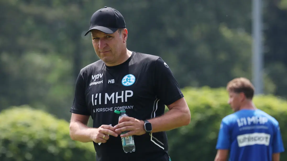 Fußball SV Stuttgarter Kickers Trainingsauftakt: BAU // Stuttgart -Degerloch, Fußball SV Stuttgarter Kickers Trainingsauftakt, Trainer Holger Bachthaler,