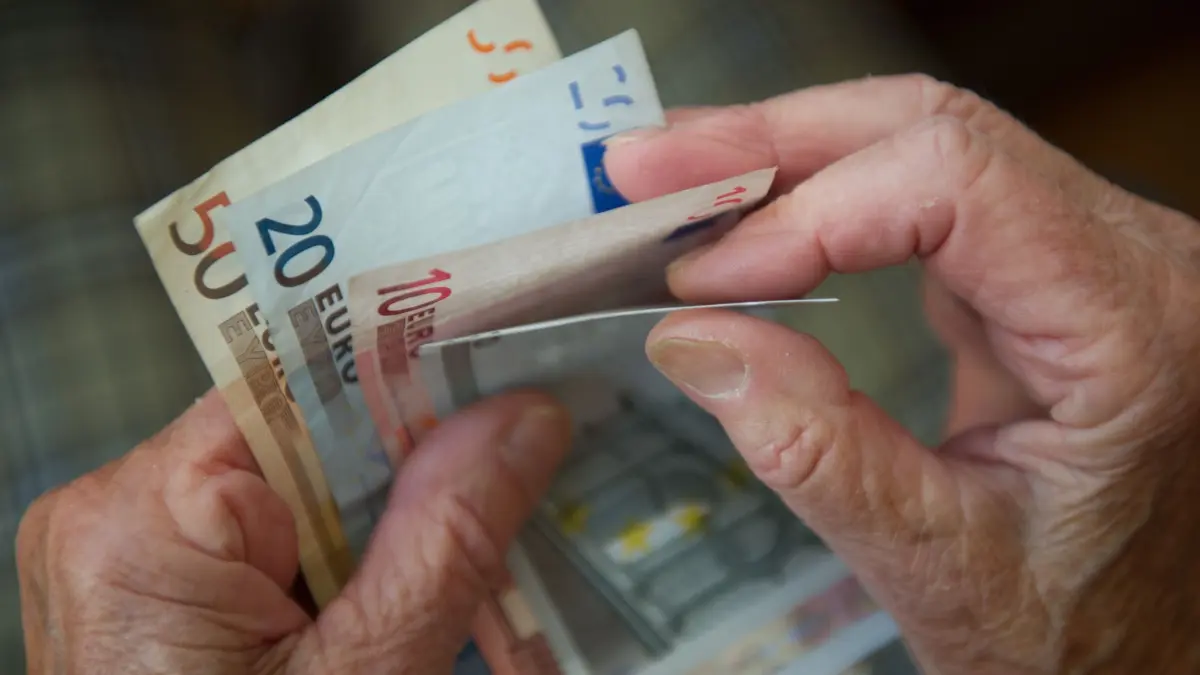 Banknoten: ILLUSTRATION - 21.08.2022, Baden-Württemberg, Stuttgart: Ein Pensionär zählt Geldscheine. Die Ausgaben für Pensionen ehemaliger Staatsbediensteter haben sich im Jahr 2024 auf 56,9 Milliarden Euro summiert. (zu dpa: «Experte sieht Handlungsbedarf bei Pensionen») Foto: Marijan Murat/dpa/dpa-tmn +++ dpa-Bildfunk +++