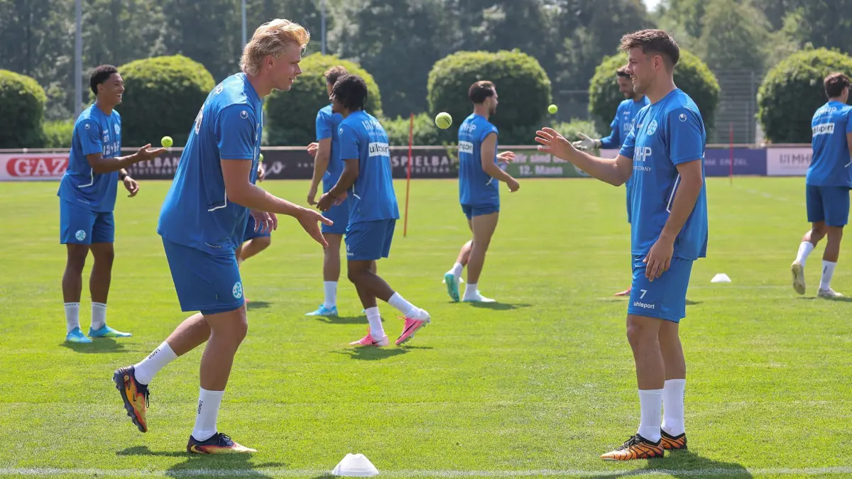 BAU // Stuttgart -Degerloch, Fußball SV Stuttgarter Kickers Trainingsauftakt, v.l. Laurin Völlmerk, Yannick Glessing