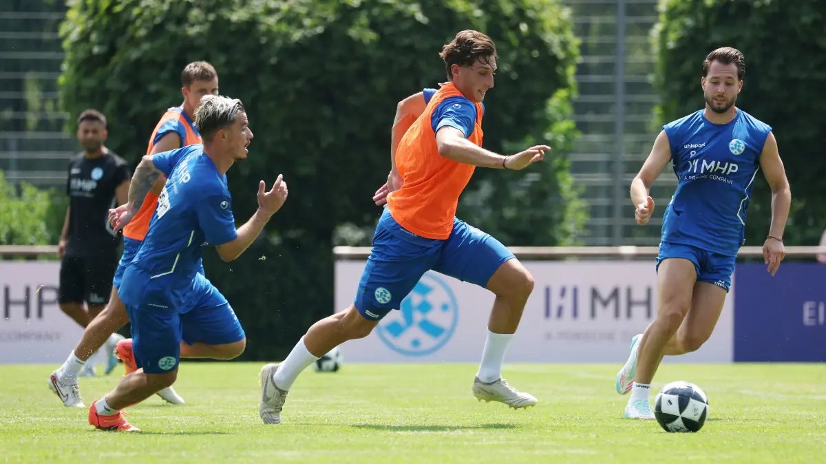 Fußball SV Stuttgarter Kickers Trainingsauftakt: BAU // Stuttgart -Degerloch, Fußball SV Stuttgarter Kickers Trainingsauftakt, v.l. Christian Mauersberger, Neuzugang Ben-Luca Fisher, David Tomić