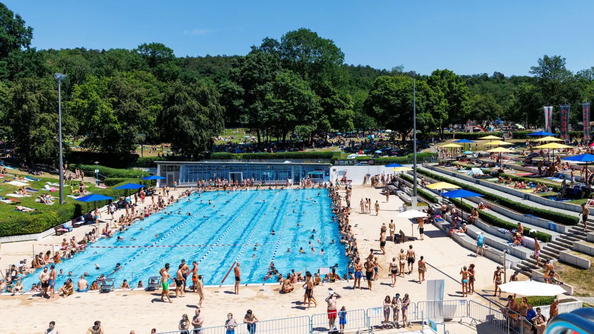 Splashdiving: Sindelfingen, Freibad, Splashdiving Cup im Freibad Sindelfingen - am Samstag u.a. von 12 bis 13:30 Uhr 10-Meter-Splashdiven, 13:30 bis 14 Uhr freies Springen, 14 bis 14:30 10-Meter-Trampolin-Springen / optional 17:30 bis 19:30 Uhr 10-Meter-Dods-Springen.
