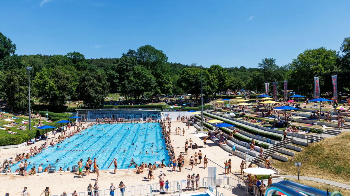 Splashdiving: Sindelfingen, Freibad, Splashdiving Cup im Freibad Sindelfingen - am Samstag u.a. von 12 bis 13:30 Uhr 10-Meter-Splashdiven, 13:30 bis 14 Uhr freies Springen, 14 bis 14:30 10-Meter-Trampolin-Springen / optional 17:30 bis 19:30 Uhr 10-Meter-Dods-Springen.