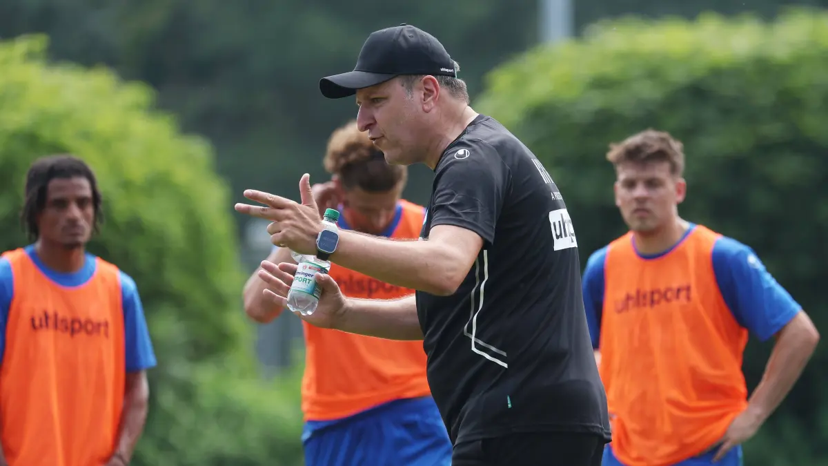 Fußball SV Stuttgarter Kickers Trainingsauftakt: Stuttgart -Degerloch, Fußball SV Stuttgarter Kickers Trainingsauftakt, Trainer Holger Bachthaler *** Stuttgart Degerloch, Soccer: SV Stuttgarter Kickers Kick Off Training, Coach Holger Bachthaler