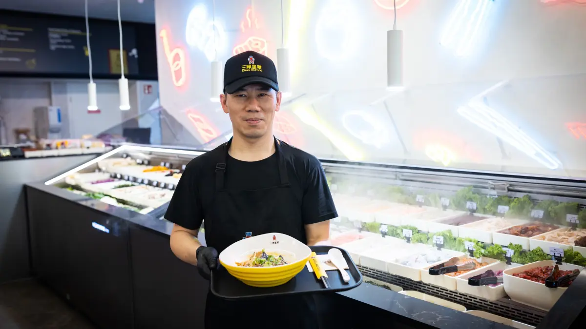 Gastro: Sanku Maots'ai in der Schulstraße: Stuttgart, Baden-Württemberg, 26.06.2026:
Immer mehr chinesische Hotpot-Ketten kommen nach Deutschland. In der Schulstraße hat jetzt Sanku Maots'ai eröffnet.
Im Bild: Inhaber Junlong Tian
Notiz: No model release. Kein Einverständnis für Werbung, keine Weitergabe an Dritte.