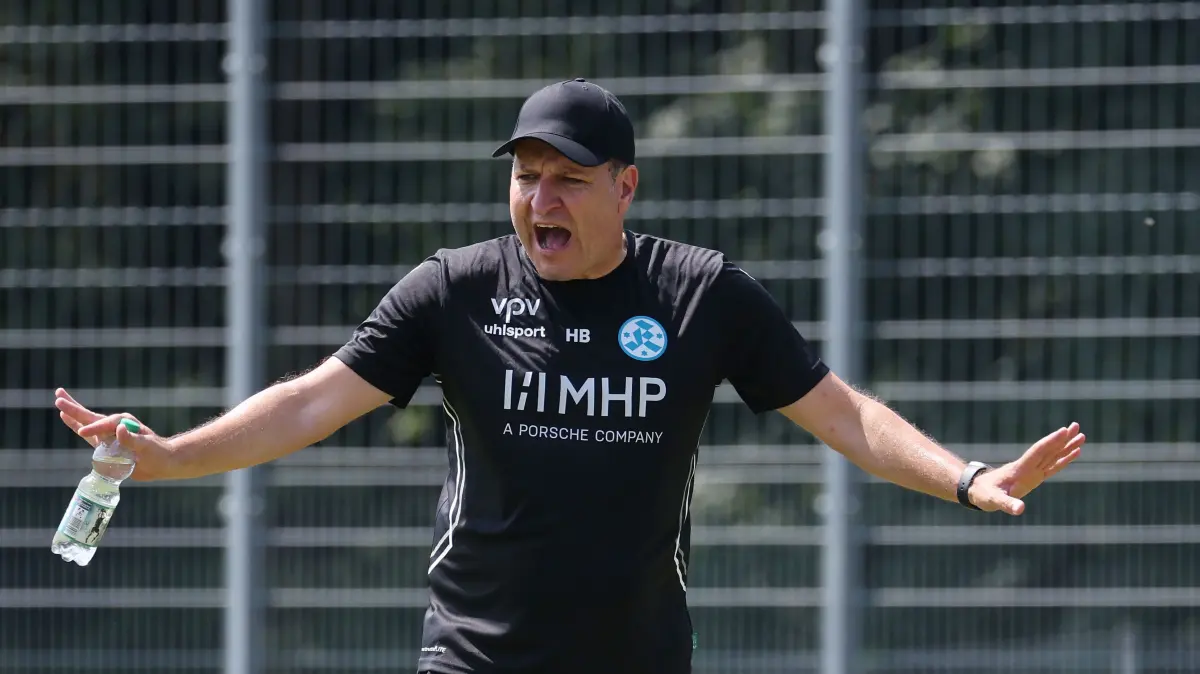 Fußball SV Stuttgarter Kickers Trainingsauftakt: BAU // Stuttgart -Degerloch, Fußball SV Stuttgarter Kickers Trainingsauftakt, Trainer Holger Bachthaler