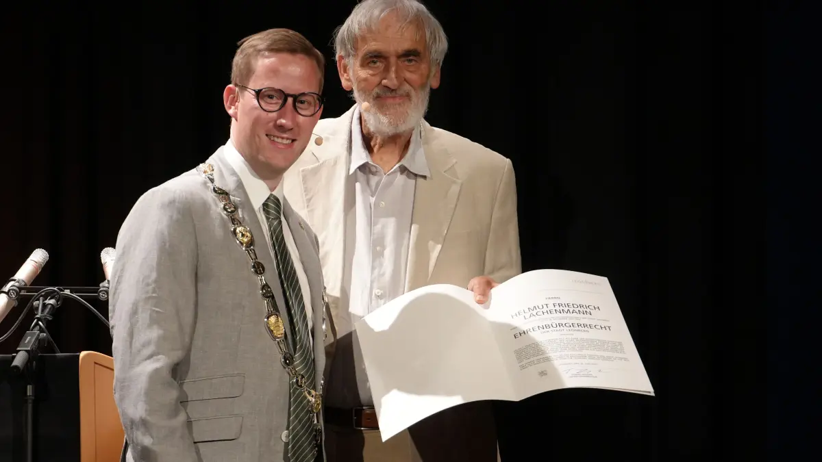 OB Tobias Degode (links) ernennt Helmut Lachenmann zum Ehrenbürger.