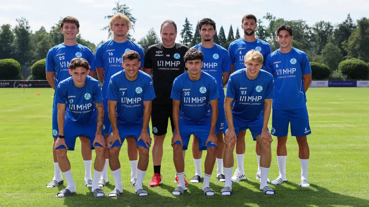 Fußball SV Stuttgarter Kickers Trainingsauftakt: BAU // Stuttgart -Degerloch, Fußball SV Stuttgarter Kickers Trainingsauftakt, Neuzugänge, vordere Reihe v.l. Nico Molinari, Yannick Glessing, Leandro Mendes-Rangel (Kader U19), Christoph Meister, hintere Reihe v.l. Malik Sama, Laurin Völlmerk, Trainer Holger Bachthaler, Ardi Mulaj, Elvir Zukaj, Ben-Luca Fisher