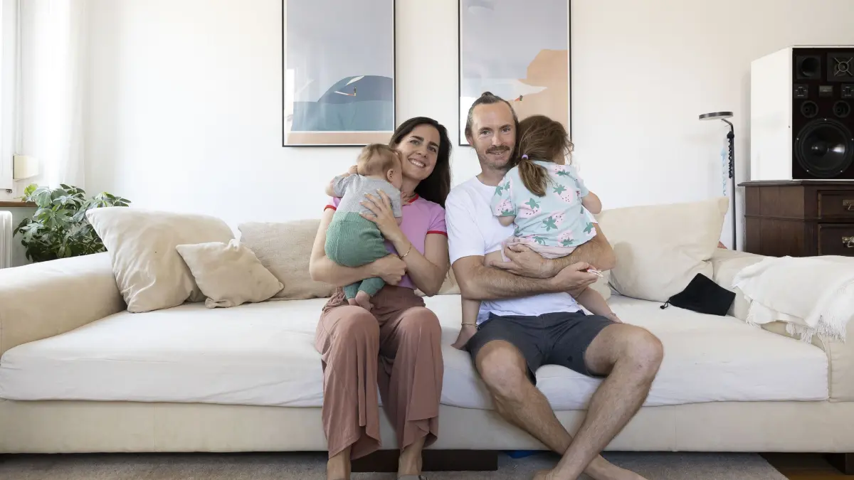 Familie leidet unter Hitze in ihrer Wohnung: Die Rekordhitze steckt allen in den Knochen. Und der Sommer fängt erst an. Deshalb begleiten wir zwei Stuttgarter den Sommer über. Wir fragen sie von Anfang Juli bis Mitte September, wie sie und ihre Familie die Hitze aushalten, was sie an kühleren Tagen tun. Und messen die Temperatur in ihrer Wohnung.
Max Mannschreck mit seiner Familie in ihrer Wohnung am Ostendplatz.