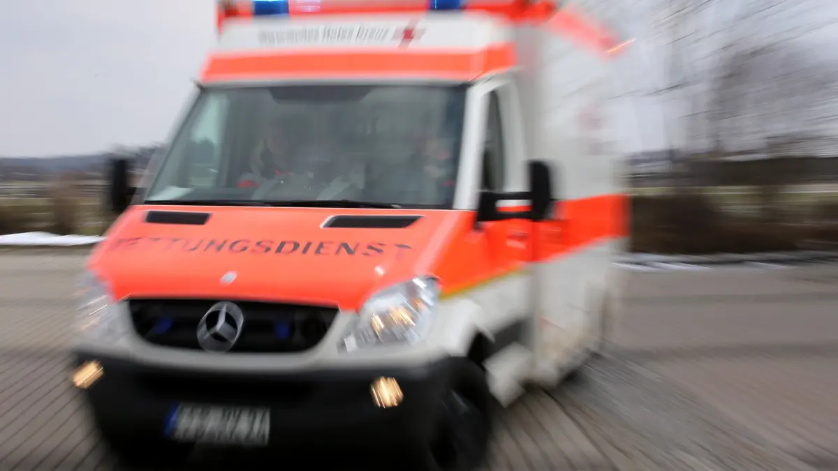 Rettungsdienst: ARCHIV - 14.03.2013, Bayern, Germering: Ein Rettungswagen (RTW) vom BRK (Bayerisches Rotes Kreuz). (zu dpa: «Linienbus erfasst Radfahrer - Mann verletzt sich schwer») Foto: Stephan Jansen/dpa +++ dpa-Bildfunk +++