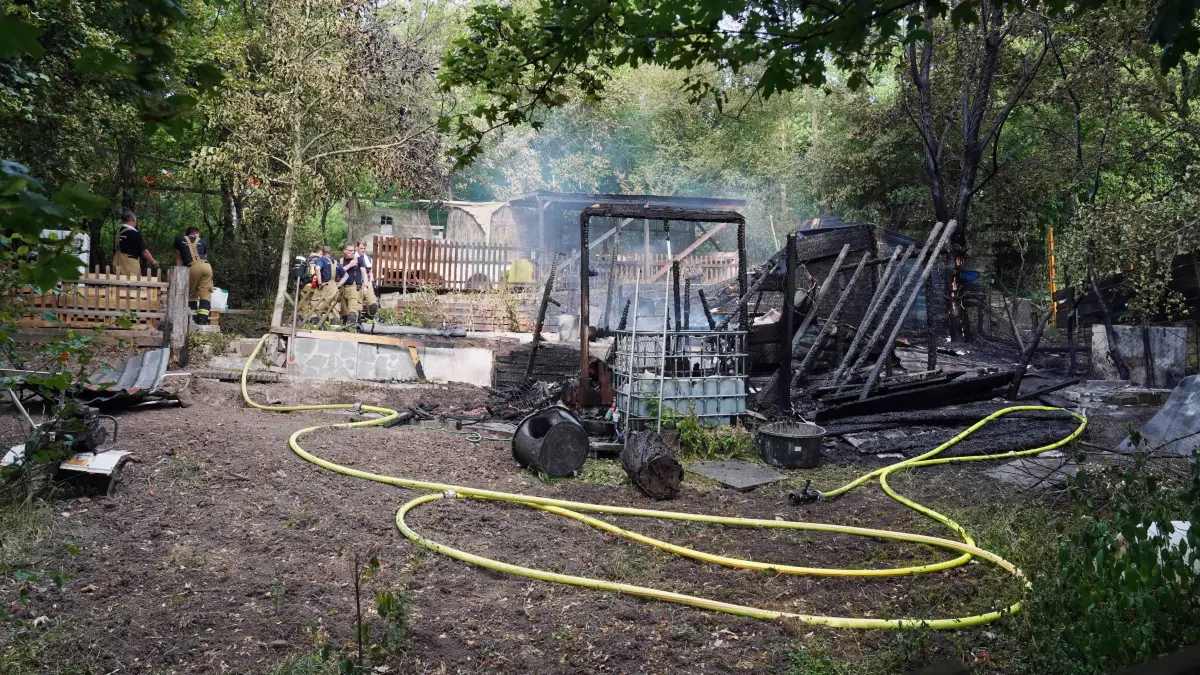 Stuttgart Zuffenhausen B10 Friedrichswahl Gartenhuette Grossbrand neben der B10 bei der Kurve. Die Feuerwehr war im Grosseinsatz aus der Innenstadt hatte man die Rauchwolke gesehen. Foto Andreas Rosar Fotoagentur-Stuttgart 29.06.2026