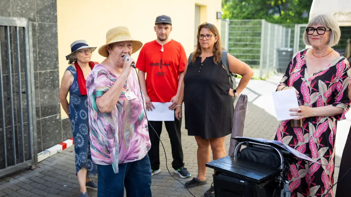 Literarischer Stadtspaziergang mit Trottwar.: Stuttgart, Baden-Württemberg, 26.06.2026:
Literarischer Stadtspaziergang mit Trottwar.
Im Bild: Stadtführerin Doris Walter spricht in der Olgastraße in ein Mikrofon
Notiz: No model release. Kein Einverständnis für Werbung, keine Weitergabe an Dritte.