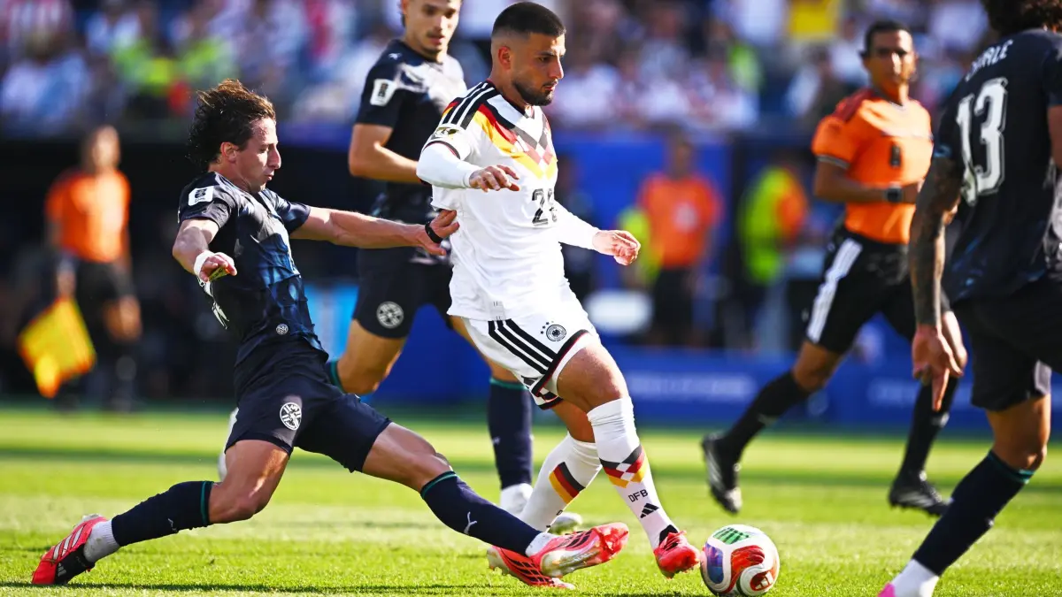 WM 2026 - Deutschland - Paraguay: 29.06.2026, USA, Foxborough: Fußball, Männer, WM 2026, Nationalmannschaft, Deutschland - Paraguay, Sechzehntelfinale im Boston -Stadion, Deniz Undav (Deutschland, M) und Matías Galarza (Paraguay) kämpfen um den Ball. ACHTUNG: Gemäß den Auflagen der FIFA dürfen die Bilder ausschließlich zur redaktionellen Verwendung genutzt werden. Eine kommerzielle Nutzung ist ausgeschlossen. Zudem dürfen keine videoähnlichen Sequenzen erstellt werden, und es dürfen keine Veränderungen weder im Vordergrund noch im Hintergrund am Bild vorgenommen werden. Foto: Tom Weller/dpa +++ dpa-Bildfunk +++