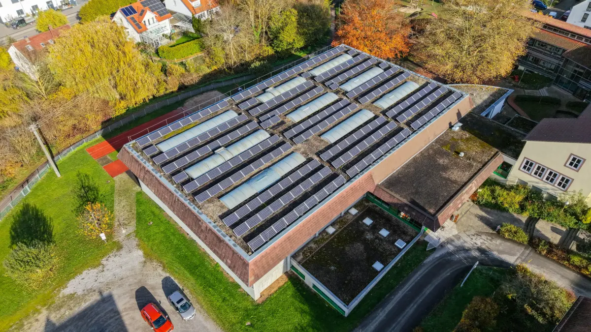 Buchhaldenhalle Aidlingen. Das Dach der Halle muss saniert werden.