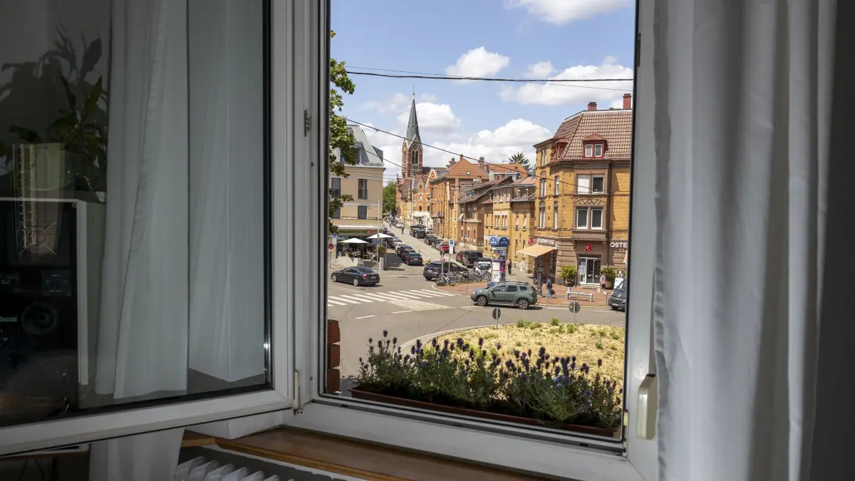 Familie leidet unter Hitze in ihrer Wohnung: Die Rekordhitze steckt allen in den Knochen. Und der Sommer fängt erst an. Deshalb begleiten wir zwei Stuttgarter den Sommer über. Wir fragen sie von Anfang Juli bis Mitte September, wie sie und ihre Familie die Hitze aushalten, was sie an kühleren Tagen tun. Und messen die Temperatur in ihrer Wohnung.
Max Mannschreck mit seiner Familie in ihrer Wohnung am Ostendplatz.